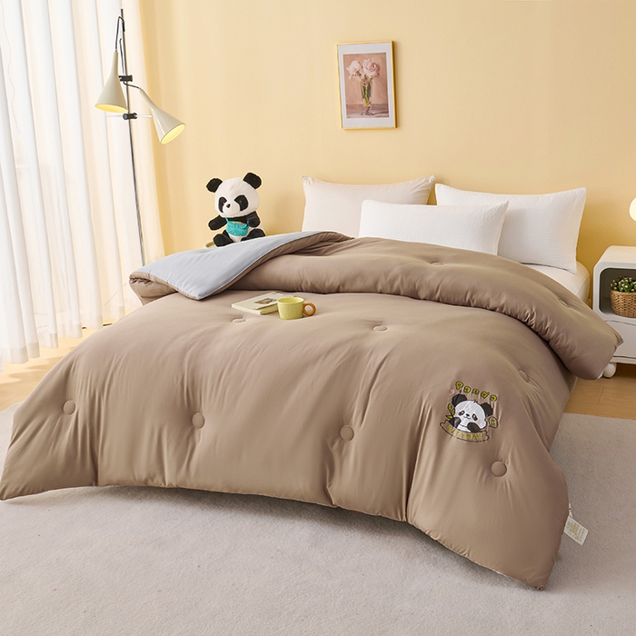 91家纺网 家纺一手货源 找家纺 被多多被业 2025新款A类亲肤水洗棉羽丝棉被-熊猫系列 熊猫-卡其拼绅士灰