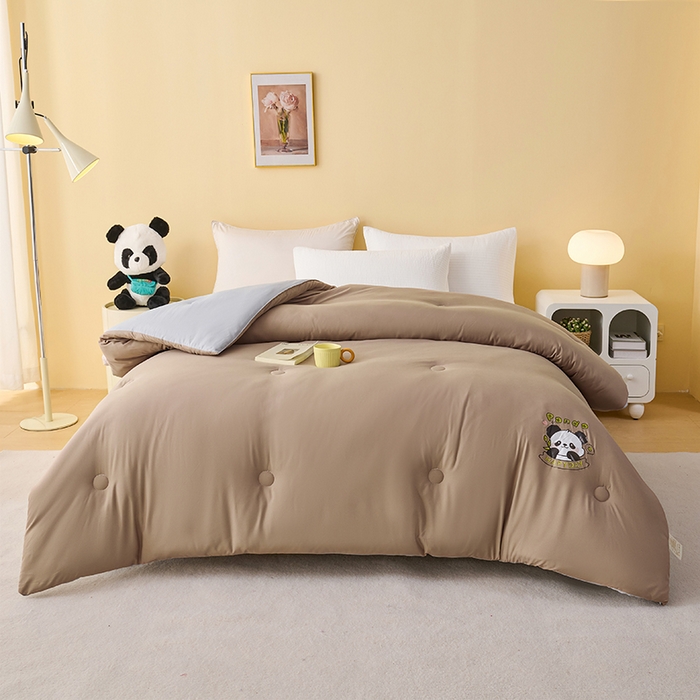 91家纺网 家纺一手货源 找家纺 被多多被业 2025新款A类亲肤水洗棉羽丝棉被-熊猫系列 熊猫-卡其拼绅士灰