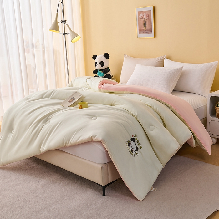 91家纺网 家纺一手货源 找家纺 被多多被业 2025新款A类亲肤水洗棉羽丝棉被-熊猫系列 熊猫-奶昔白拼胭脂玉