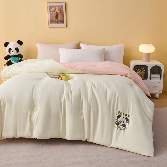 91家纺网 家纺一手货源 找家纺 被多多被业 2025新款A类亲肤水洗棉羽丝棉被-熊猫系列 熊猫-奶昔白拼胭脂玉