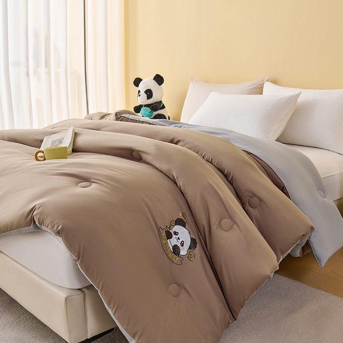 91家纺网 家纺一手货源 找家纺 被多多被业 2025新款A类亲肤水洗棉羽丝棉被-熊猫系列 熊猫-卡其拼绅士灰