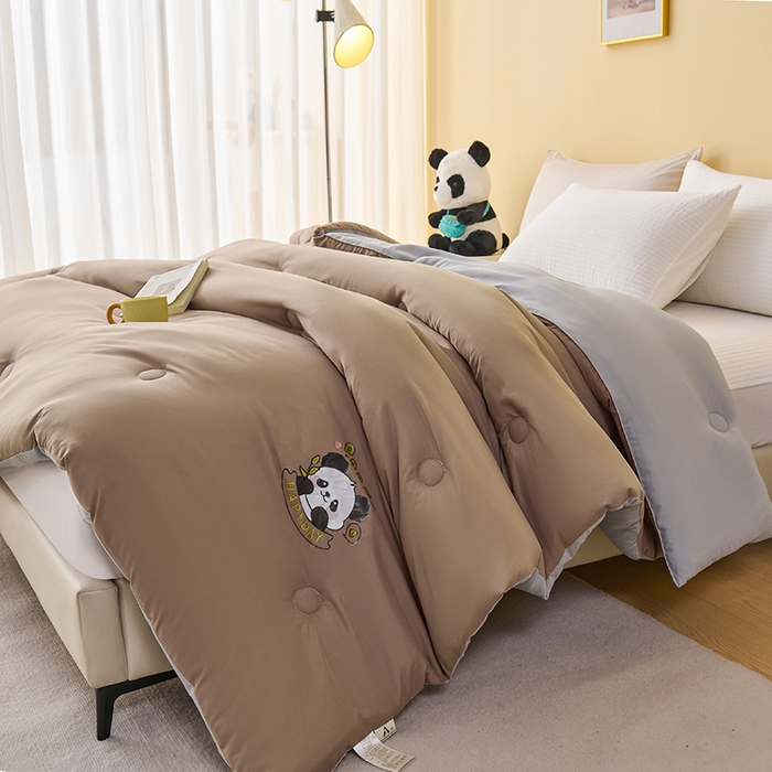 91家纺网 家纺一手货源 找家纺 被多多被业 2025新款A类亲肤水洗棉羽丝棉被-熊猫系列 熊猫-卡其拼绅士灰