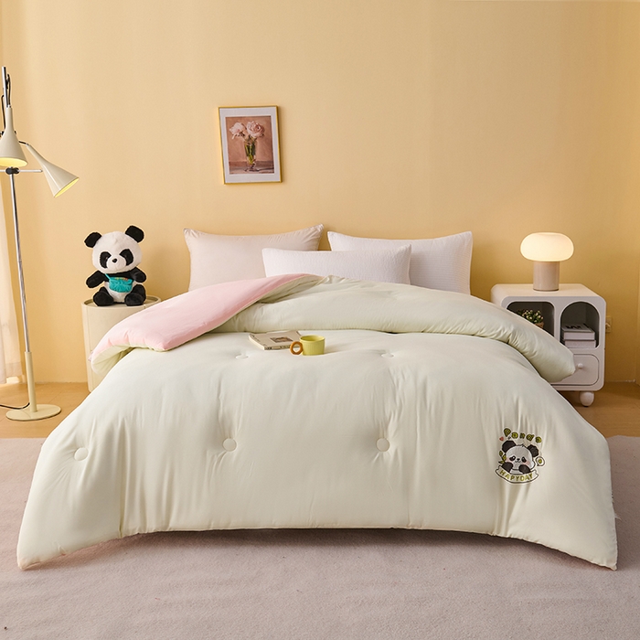 91家纺网 家纺一手货源 找家纺 被多多被业 2025新款A类亲肤水洗棉羽丝棉被-熊猫系列 熊猫-奶昔白拼胭脂玉