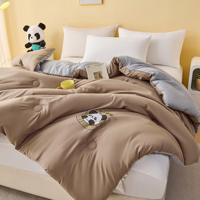 91家纺网 家纺一手货源 找家纺 被多多被业 2025新款A类亲肤水洗棉羽丝棉被-熊猫系列 熊猫-卡其拼绅士灰