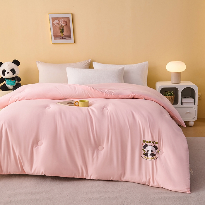 91家纺网 家纺一手货源 找家纺 被多多被业 2025新款A类亲肤水洗棉羽丝棉被-熊猫系列 熊猫-胭脂玉