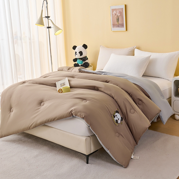 91家纺网 家纺一手货源 找家纺 被多多被业 2025新款A类亲肤水洗棉羽丝棉被-熊猫系列 熊猫-卡其拼绅士灰