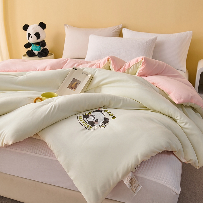 91家纺网 家纺一手货源 找家纺 被多多被业 2025新款A类亲肤水洗棉羽丝棉被-熊猫系列 熊猫-奶昔白拼胭脂玉