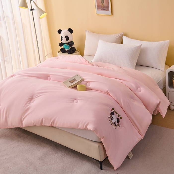 91家纺网 家纺一手货源 找家纺 被多多被业 2025新款A类亲肤水洗棉羽丝棉被-熊猫系列 熊猫-胭脂玉