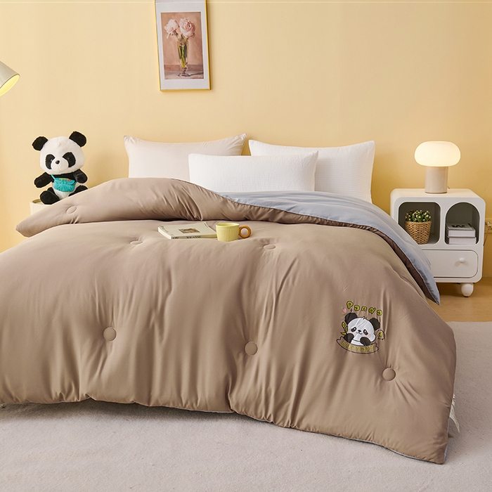 91家纺网 家纺一手货源 找家纺 被多多被业 2025新款A类亲肤水洗棉羽丝棉被-熊猫系列 熊猫-卡其拼绅士灰