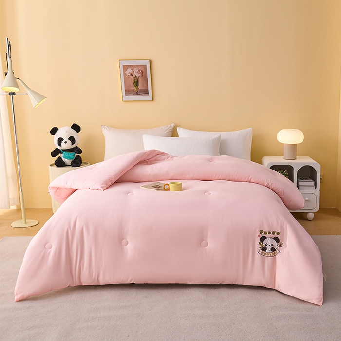 91家纺网 家纺一手货源 找家纺 被多多被业 2025新款A类亲肤水洗棉羽丝棉被-熊猫系列 熊猫-胭脂玉