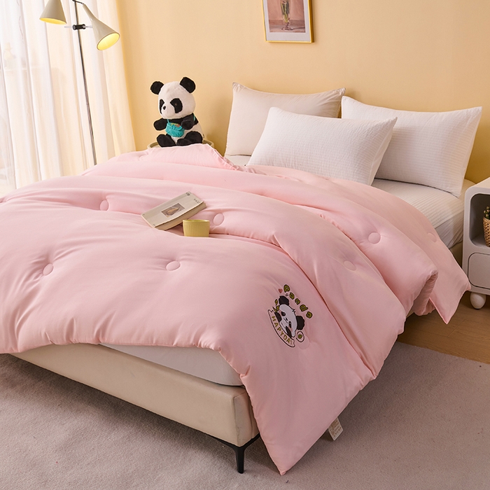 91家纺网 家纺一手货源 找家纺 被多多被业 2025新款A类亲肤水洗棉羽丝棉被-熊猫系列 熊猫-胭脂玉