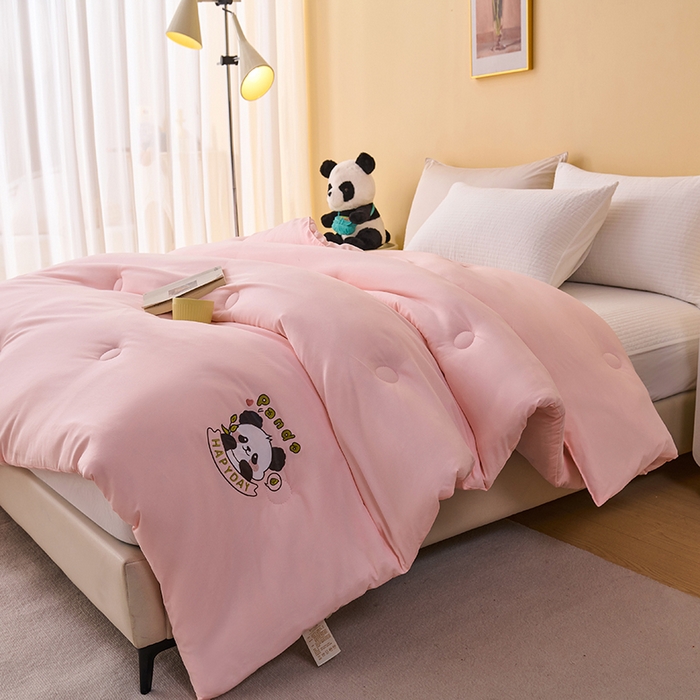 91家纺网 家纺一手货源 找家纺 被多多被业 2025新款A类亲肤水洗棉羽丝棉被-熊猫系列 熊猫-胭脂玉