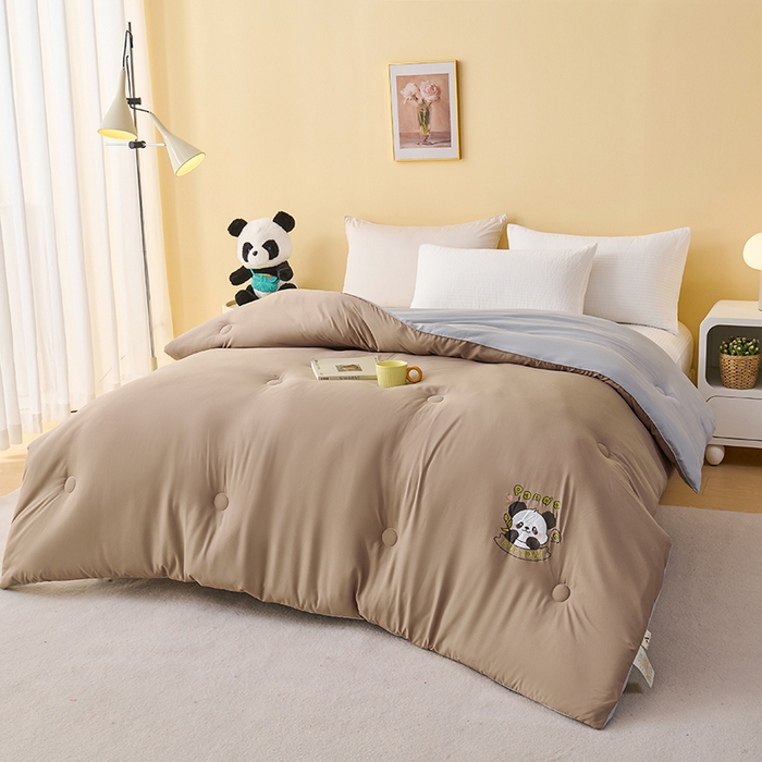 91家纺网 家纺一手货源 找家纺 被多多被业 2025新款A类亲肤水洗棉羽丝棉被-熊猫系列 熊猫-卡其拼绅士灰