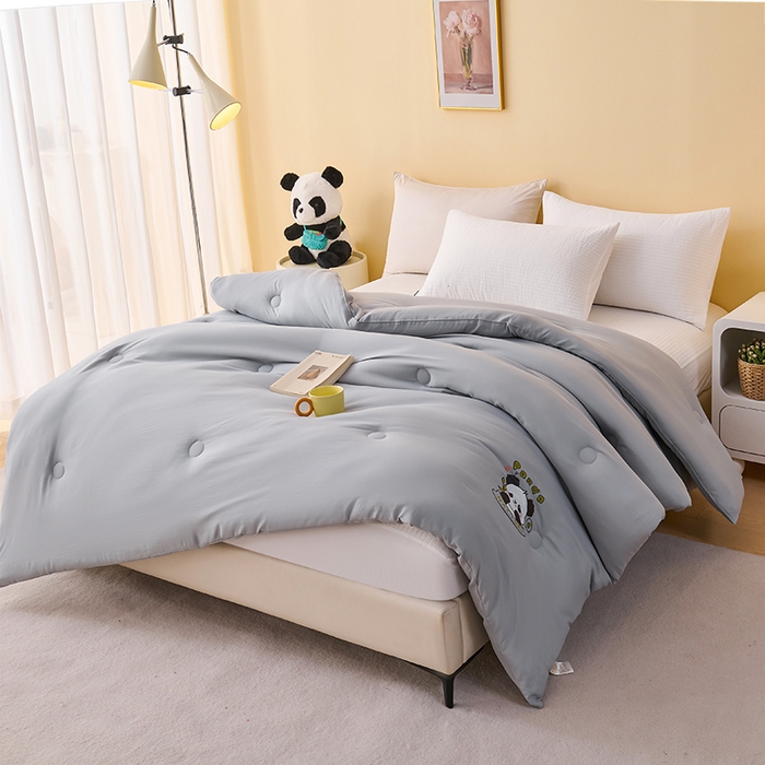 91家纺网 家纺一手货源 找家纺 被多多被业 2025新款A类亲肤水洗棉羽丝棉被-熊猫系列 熊猫-绅士灰