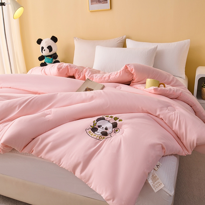 91家纺网 家纺一手货源 找家纺 被多多被业 2025新款A类亲肤水洗棉羽丝棉被-熊猫系列 熊猫-胭脂玉