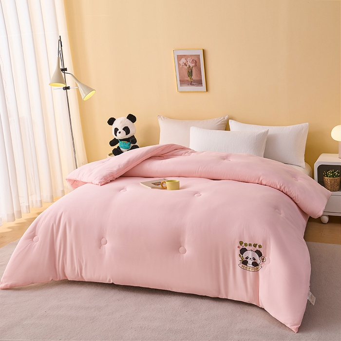 91家纺网 家纺一手货源 找家纺 被多多被业 2025新款A类亲肤水洗棉羽丝棉被-熊猫系列 熊猫-胭脂玉