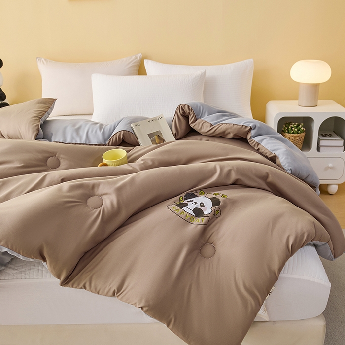 91家纺网 家纺一手货源 找家纺 被多多被业 2025新款A类亲肤水洗棉羽丝棉被-熊猫系列 熊猫-卡其拼绅士灰