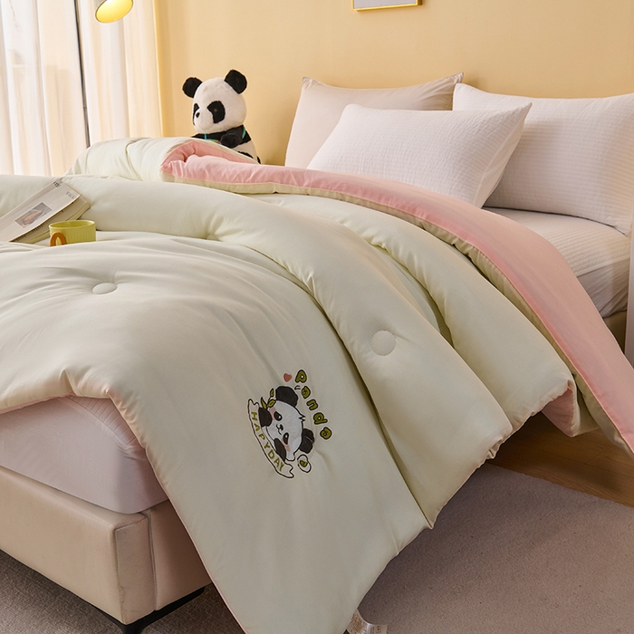 91家纺网 家纺一手货源 找家纺 被多多被业 2025新款A类亲肤水洗棉羽丝棉被-熊猫系列 熊猫-奶昔白拼胭脂玉