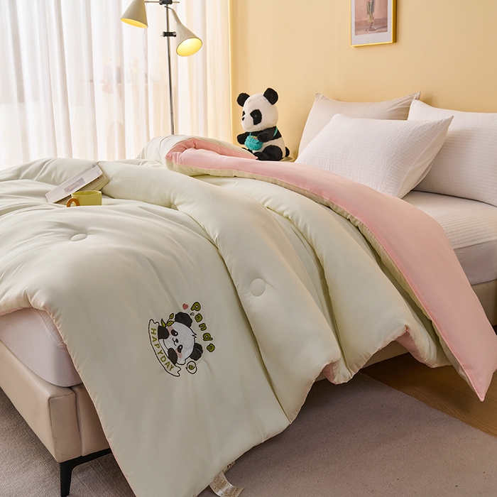 91家纺网 家纺一手货源 找家纺 被多多被业 2025新款A类亲肤水洗棉羽丝棉被-熊猫系列 熊猫-奶昔白拼胭脂玉