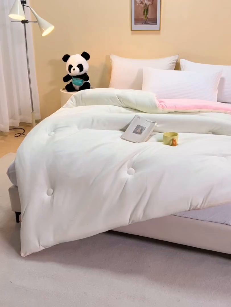 91家纺网 家纺一手货源 找家纺 被多多被业 2025新款A类亲肤水洗棉羽丝棉被-熊猫系列 熊猫-奶昔白拼胭脂玉
