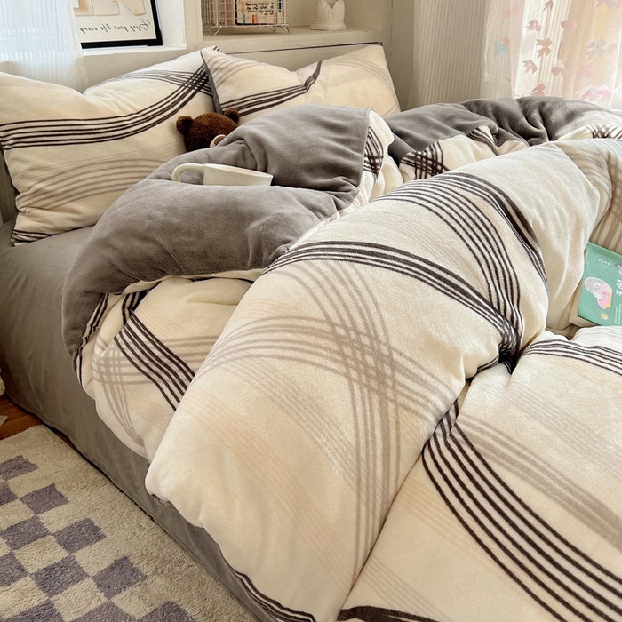 91家纺网 家纺一手货源 找家纺 （总）小叮当家纺仓储工厂店 买家秀 爆款花型2025新款200克牛奶绒小清新卡通复古风单被套 被套单件