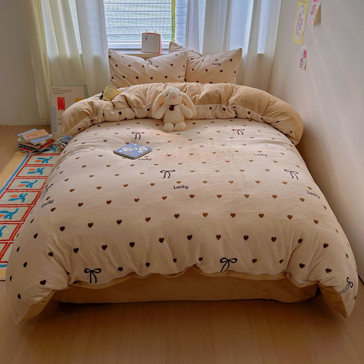 91家纺网 家纺一手货源 找家纺 小叮当家纺仓储工厂店 买家秀 爆款花型2025新款200克牛奶绒小清新卡通复古风单被套 被套单件 爱心蝴蝶结