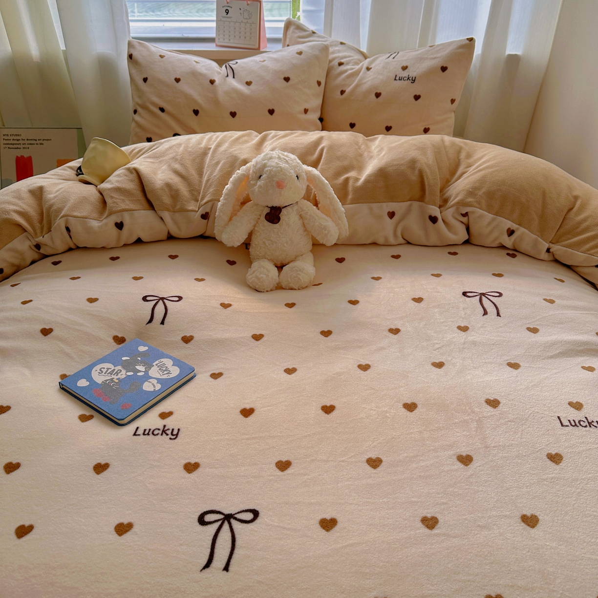 91家纺网 家纺一手货源 找家纺 小叮当家纺仓储工厂店 买家秀 爆款花型2025新款200克牛奶绒小清新卡通复古风单被套 被套单件 爱心蝴蝶结