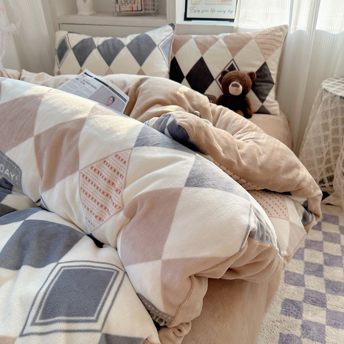 小叮当家纺仓储工厂店 买家秀 爆款花型2025新款200克牛奶绒小清新卡通复古风单被套 被套单件 变幻菱格