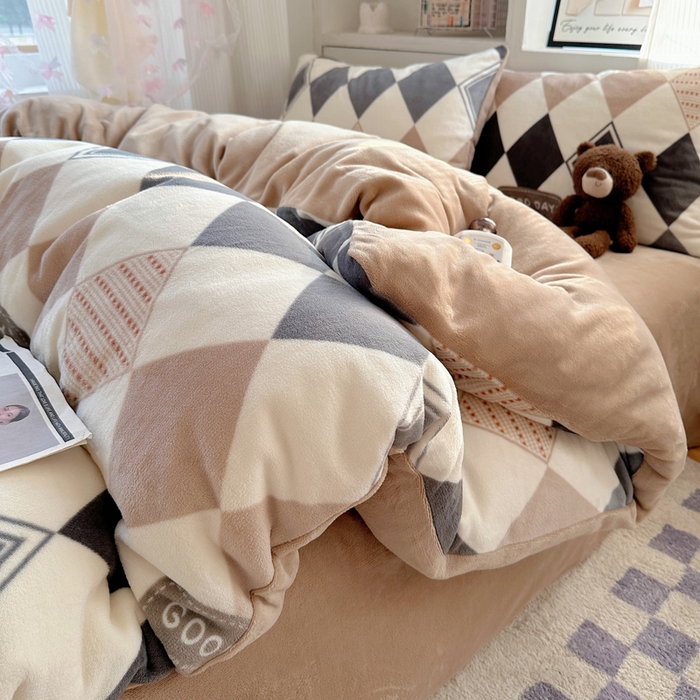 91家纺网 家纺一手货源 找家纺 小叮当家纺仓储工厂店 买家秀 爆款花型2025新款200克牛奶绒小清新卡通复古风单被套 被套单件 变幻菱格