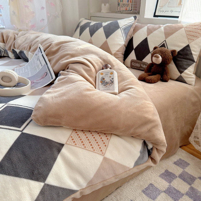 91家纺网 家纺一手货源 找家纺 小叮当家纺仓储工厂店 买家秀 爆款花型2025新款200克牛奶绒小清新卡通复古风单被套 被套单件 变幻菱格