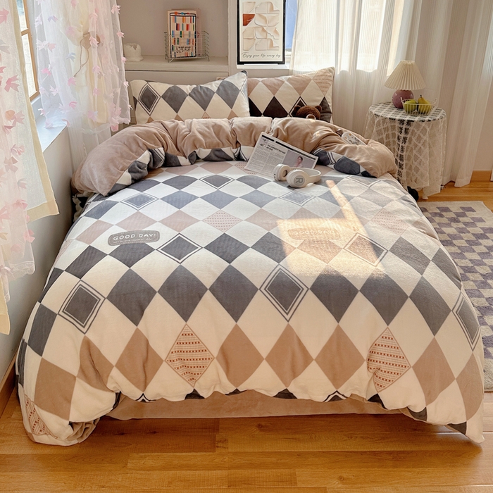 91家纺网 家纺一手货源 找家纺 小叮当家纺仓储工厂店 买家秀 爆款花型2025新款200克牛奶绒小清新卡通复古风单被套 被套单件 变幻菱格