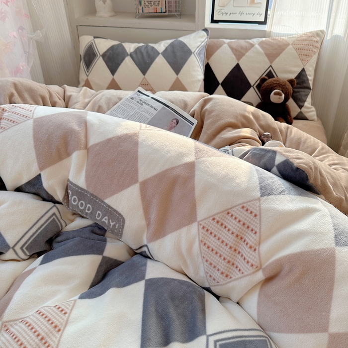 91家纺网 家纺一手货源 找家纺 小叮当家纺仓储工厂店 买家秀 爆款花型2025新款200克牛奶绒小清新卡通复古风单被套 被套单件 变幻菱格