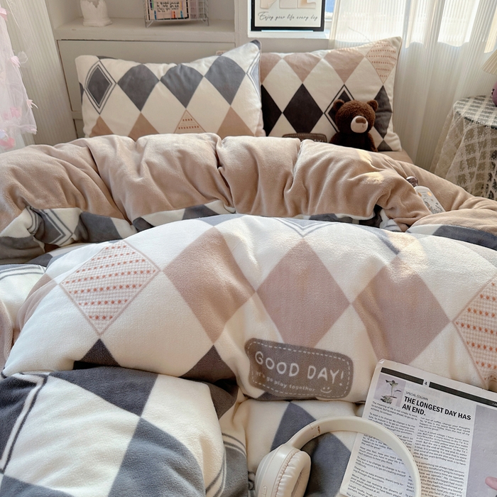 91家纺网 家纺一手货源 找家纺 小叮当家纺仓储工厂店 买家秀 爆款花型2025新款200克牛奶绒小清新卡通复古风单被套 被套单件 变幻菱格