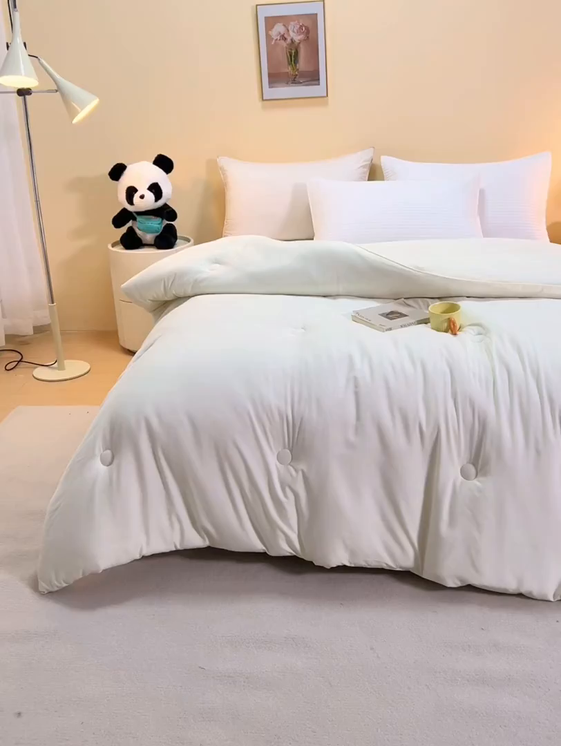 91家纺网 家纺一手货源 找家纺 被多多被业 2025新款A类亲肤水洗棉羽丝棉被-熊猫系列 熊猫-奶昔白