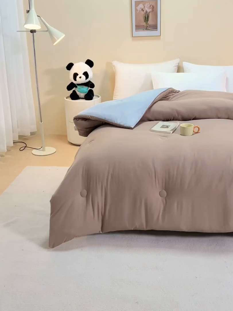 91家纺网 家纺一手货源 找家纺 被多多被业 2025新款A类亲肤水洗棉羽丝棉被-熊猫系列 熊猫-卡其拼绅士灰