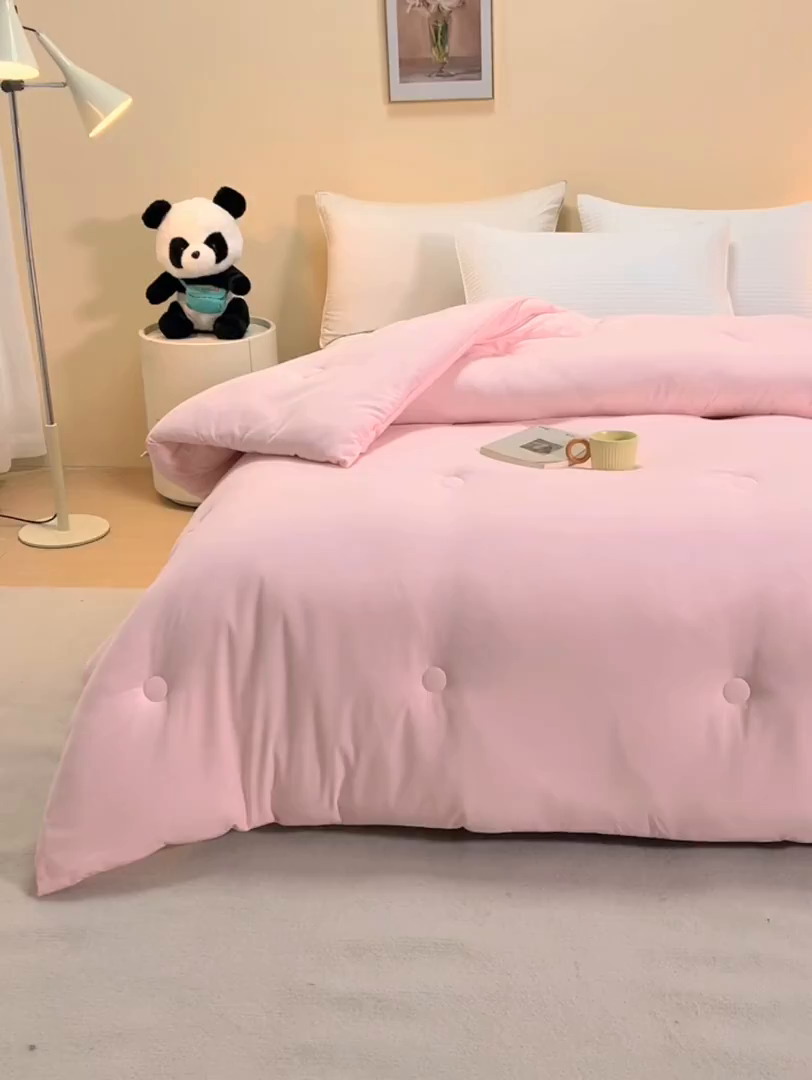 91家纺网 家纺一手货源 找家纺 被多多被业 2025新款A类亲肤水洗棉羽丝棉被-熊猫系列 熊猫-胭脂玉