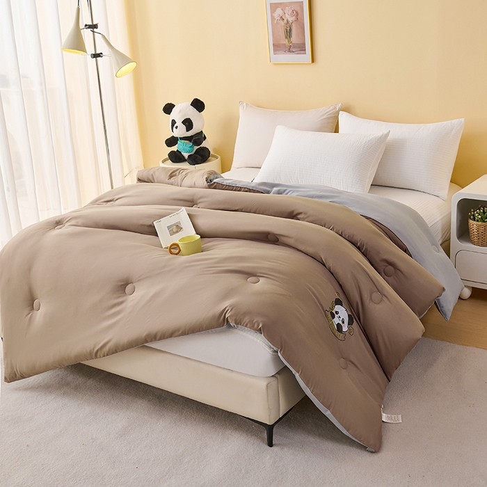 91家纺网 家纺一手货源 找家纺 被多多被业 2025新款A类亲肤水洗棉羽丝棉被-熊猫系列 熊猫-卡其拼绅士灰