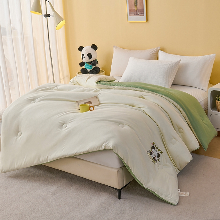 91家纺网 家纺一手货源 找家纺 被多多被业 2025新款A类亲肤水洗棉羽丝棉被-熊猫系列 熊猫-奶昔白拼草绿