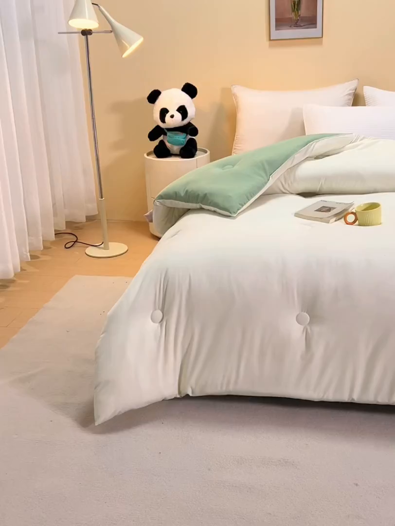 91家纺网 家纺一手货源 找家纺 被多多被业 2025新款A类亲肤水洗棉羽丝棉被-熊猫系列 熊猫-奶昔白拼草绿