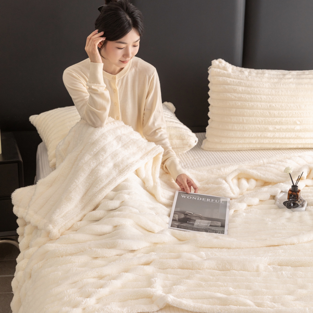 91家纺网 家纺一手货源 找家纺 （总）楠沐家纺 2025新款高克重大抽条毛毯仿兔毛绒法兰绒毯跨境外贸多功能毯