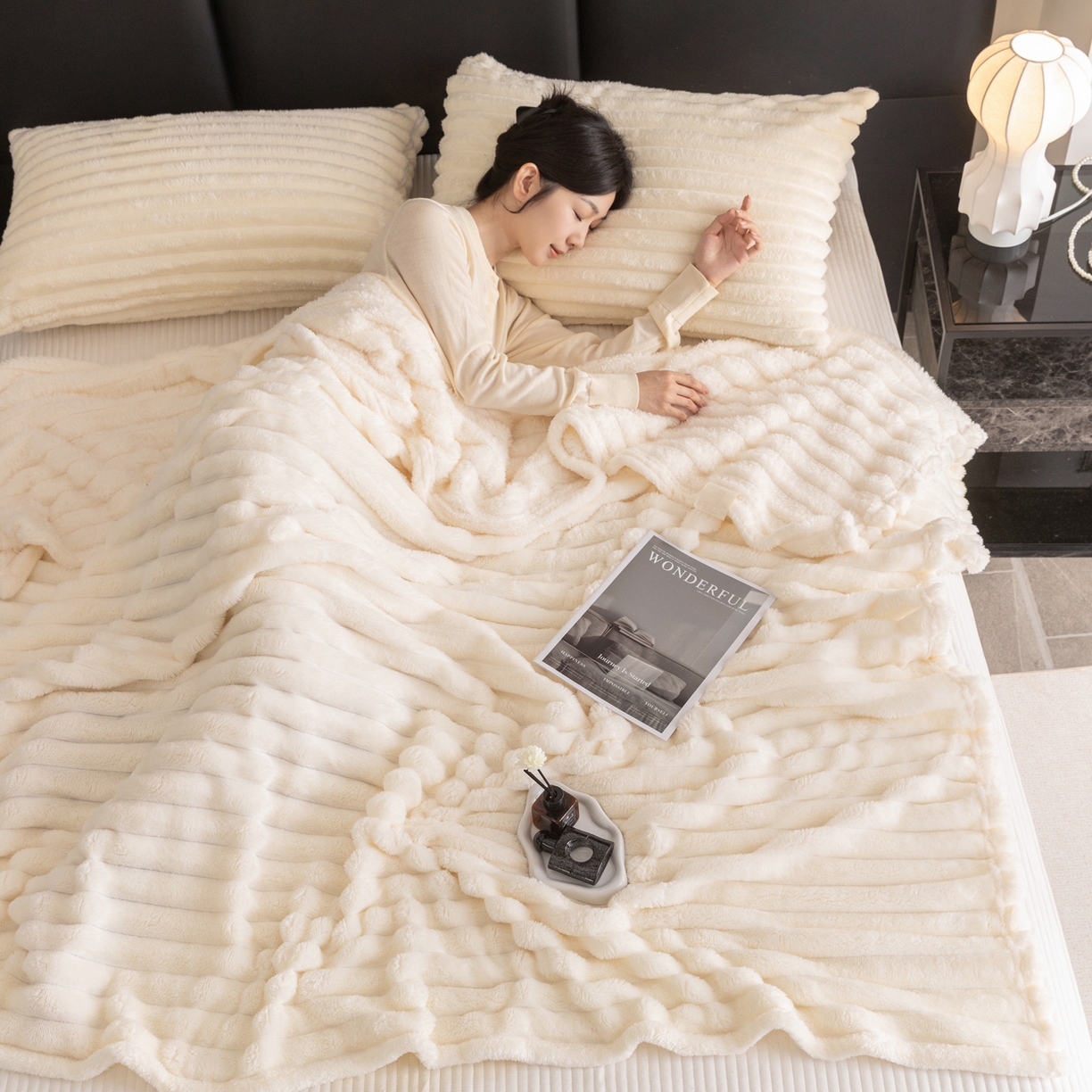 91家纺网 家纺一手货源 找家纺 （总）楠沐家纺 2025新款高克重大抽条毛毯仿兔毛绒法兰绒毯跨境外贸多功能毯