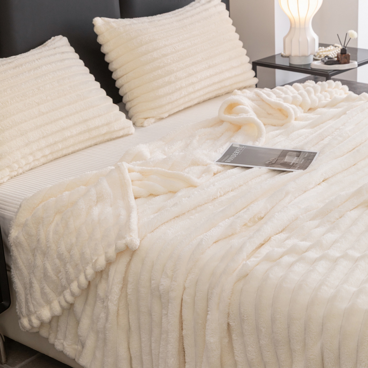 91家纺网 家纺一手货源 找家纺 （总）楠沐家纺 2025新款高克重大抽条毛毯仿兔毛绒法兰绒毯跨境外贸多功能毯