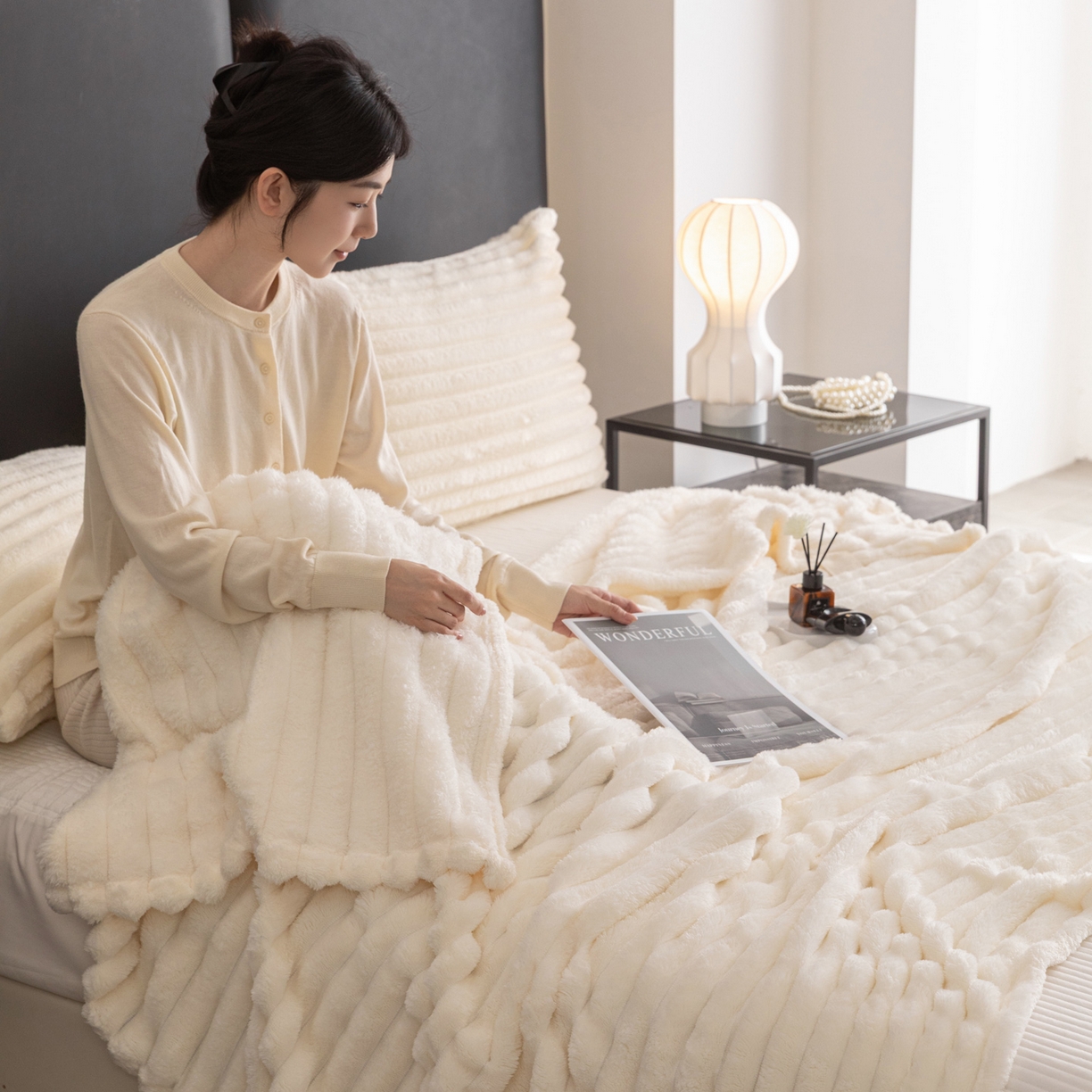 91家纺网 家纺一手货源 找家纺 楠沐家纺 2025新款高克重大抽条毛毯仿兔毛绒法兰绒毯跨境外贸多功能毯 兔毛绒-奶白