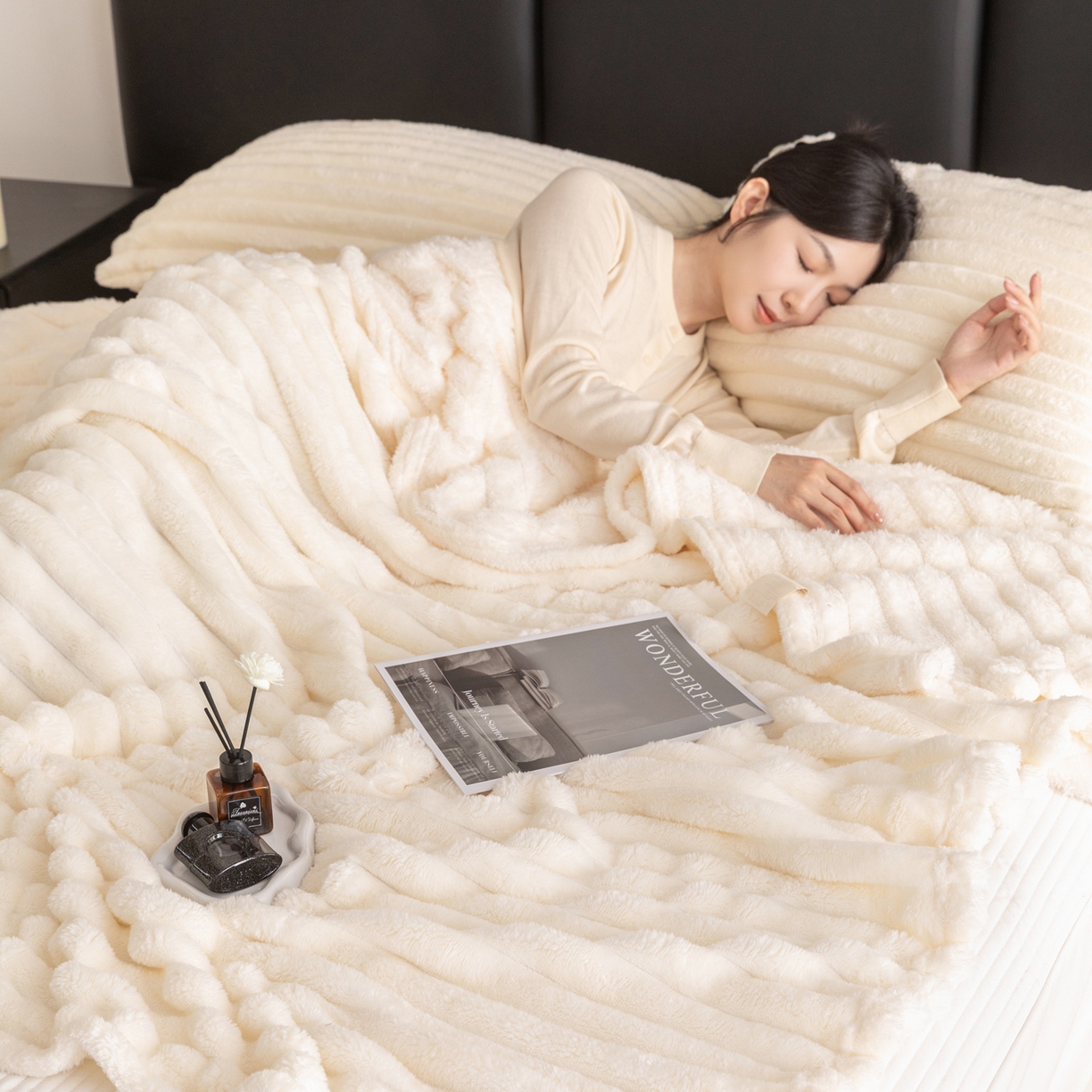 91家纺网 家纺一手货源 找家纺 楠沐家纺 2025新款高克重大抽条毛毯仿兔毛绒法兰绒毯跨境外贸多功能毯 兔毛绒-奶白