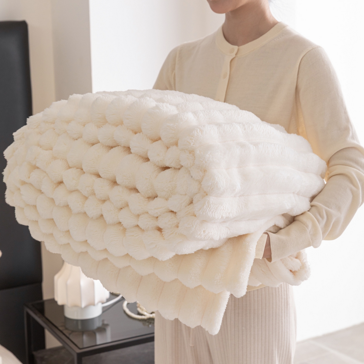 91家纺网 家纺一手货源 找家纺 楠沐家纺 2025新款高克重大抽条毛毯仿兔毛绒法兰绒毯跨境外贸多功能毯 兔毛绒-奶白