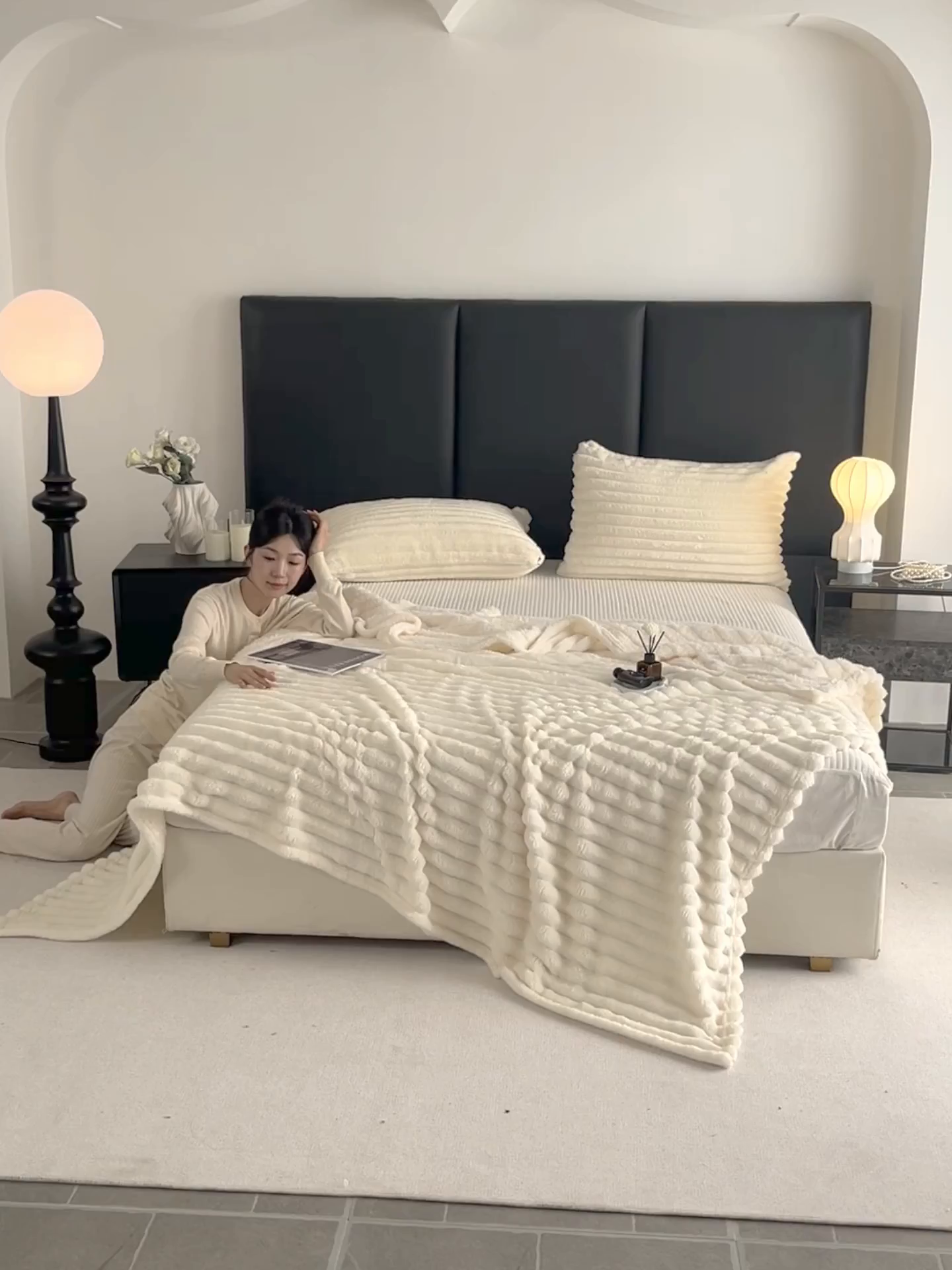 91家纺网 家纺一手货源 找家纺 楠沐家纺 2025新款高克重大抽条毛毯仿兔毛绒法兰绒毯跨境外贸多功能毯 兔毛绒-奶白