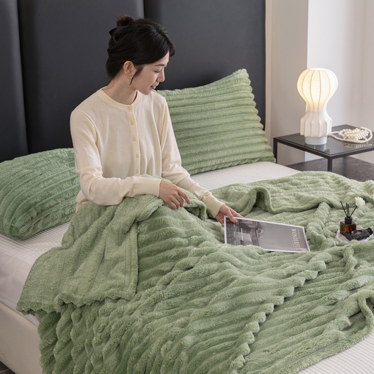 91家纺网 家纺一手货源 找家纺 楠沐家纺 2025新款高克重大抽条毛毯仿兔毛绒法兰绒毯跨境外贸多功能毯 兔毛绒-暗茶绿