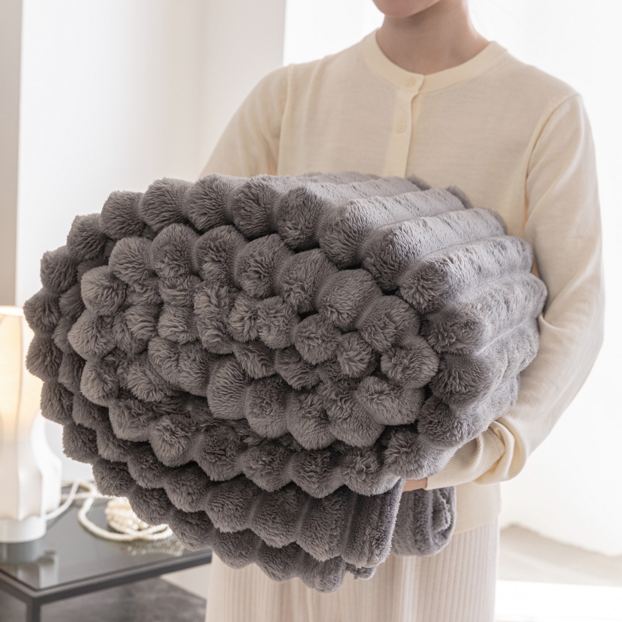 91家纺网 家纺一手货源 找家纺 楠沐家纺 2025新款高克重大抽条毛毯仿兔毛绒法兰绒毯跨境外贸多功能毯 兔毛绒-高级灰