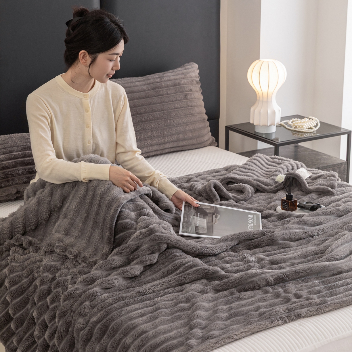 91家纺网 家纺一手货源 找家纺 楠沐家纺 2025新款高克重大抽条毛毯仿兔毛绒法兰绒毯跨境外贸多功能毯 兔毛绒-高级灰