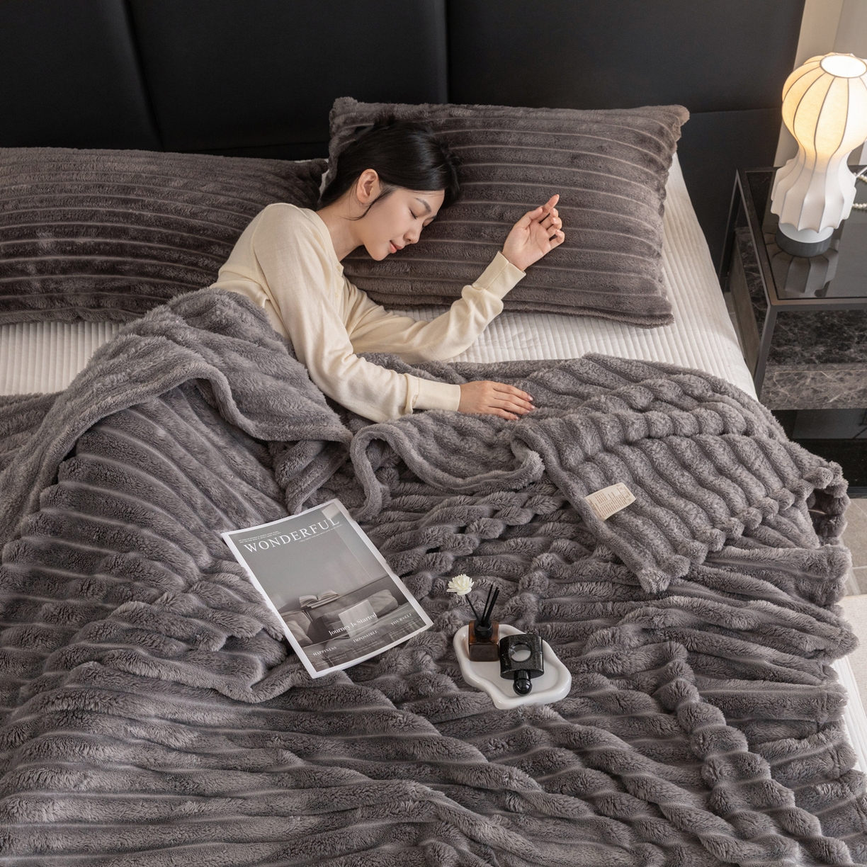 91家纺网 家纺一手货源 找家纺 楠沐家纺 2025新款高克重大抽条毛毯仿兔毛绒法兰绒毯跨境外贸多功能毯 兔毛绒-高级灰